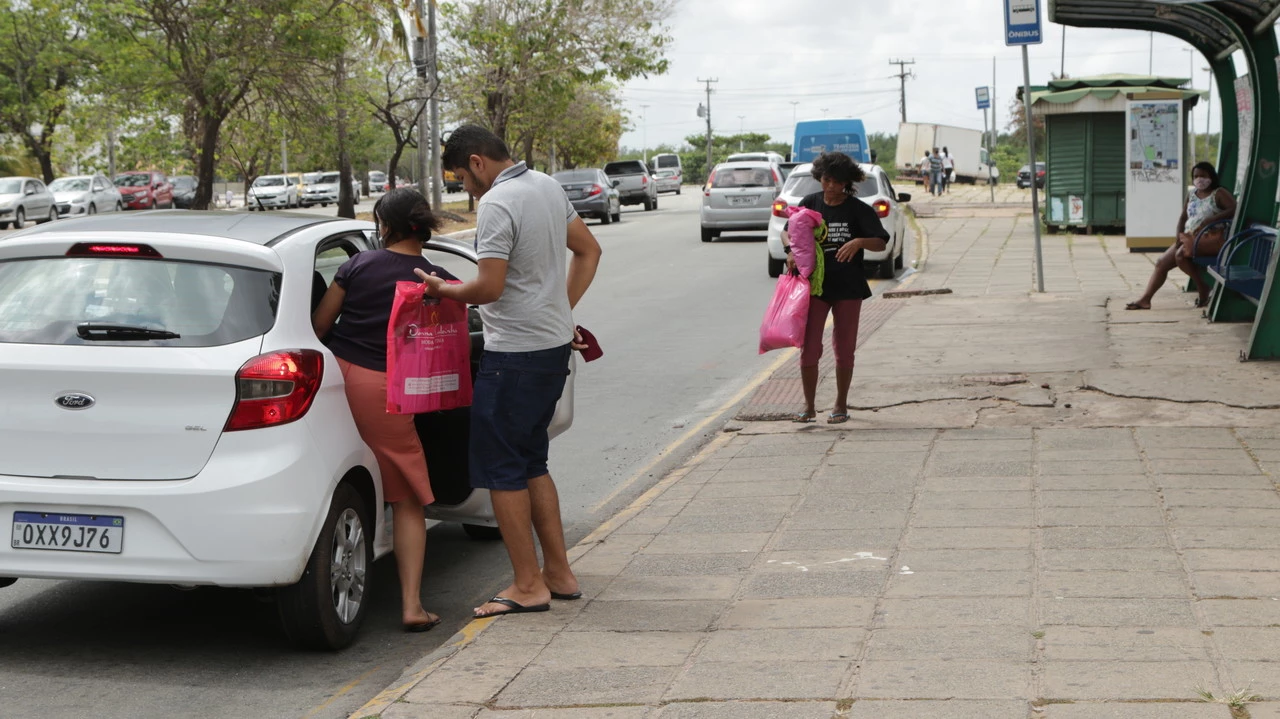 Serviços de aplicativo e carros lotação foram alternativas encontradas pelos passageiros.