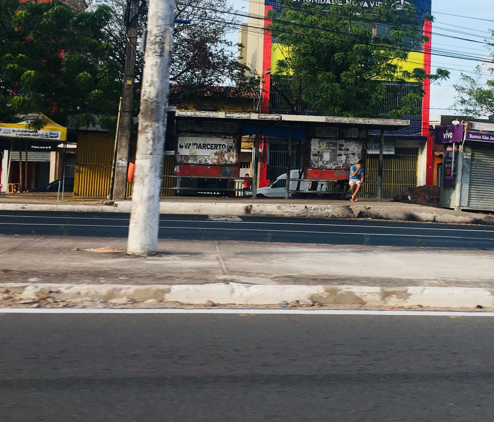 Parada de ônibus com uma pessoa apenas em manhã de greve de ônibus. Foto: Imirante.com