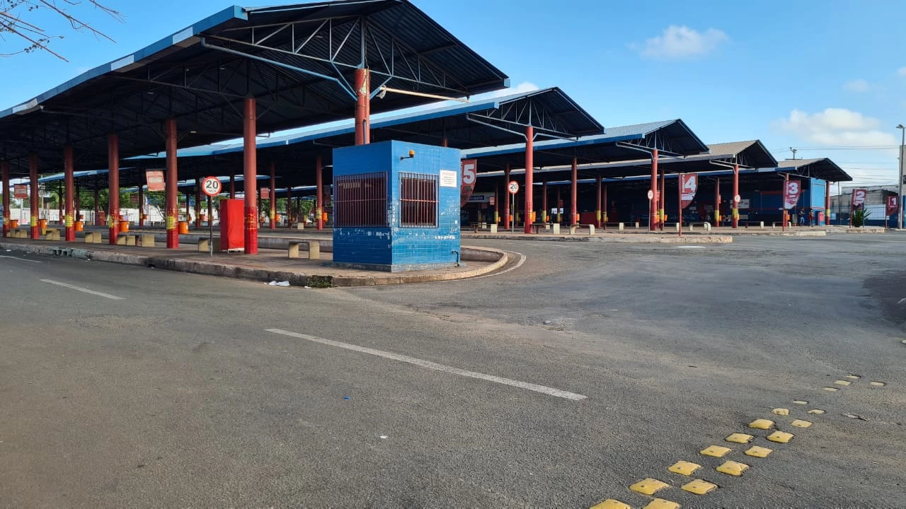 Terminal amanheceu vazio mais uma vez, sem fluxo de ônibus nem passageiros. Foto: Douglas Pinto/TV Mirante.
