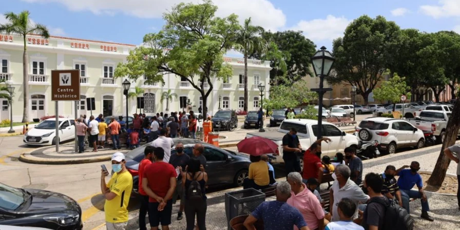 Rodoviários se reúnem em frente à Prefeitura