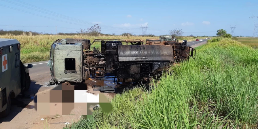Segundo informações da Polícia Rodoviária Federal (PRF), os militares trabalhavam no local, quando o caminhão em que eles estavam tombou.