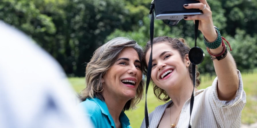 Gloria Pires e Maisa na primeira foto oficial do filme ''Desapega''.