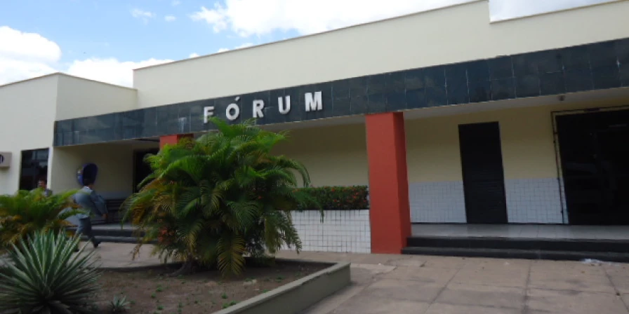 Os mandados foram cumpridos pela Polícia Civil do Maranhão em endereços residenciais e no Setor de Distribuição do Fórum da comarca, como parte das investigações a respeito do desvio de bens apreendidos em inquéritos policiais em Chapadinha.