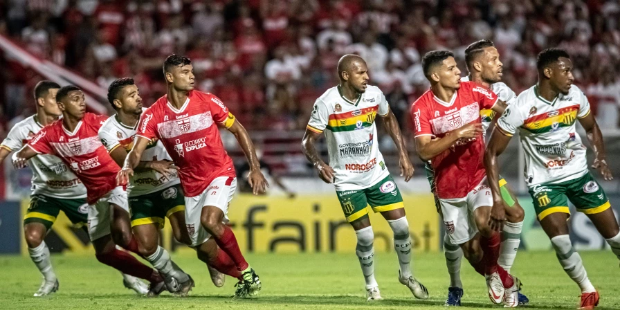 CRB e Sampaio Corrêa se enfrentaram no Estádio Rei Pelé, em Maceió.