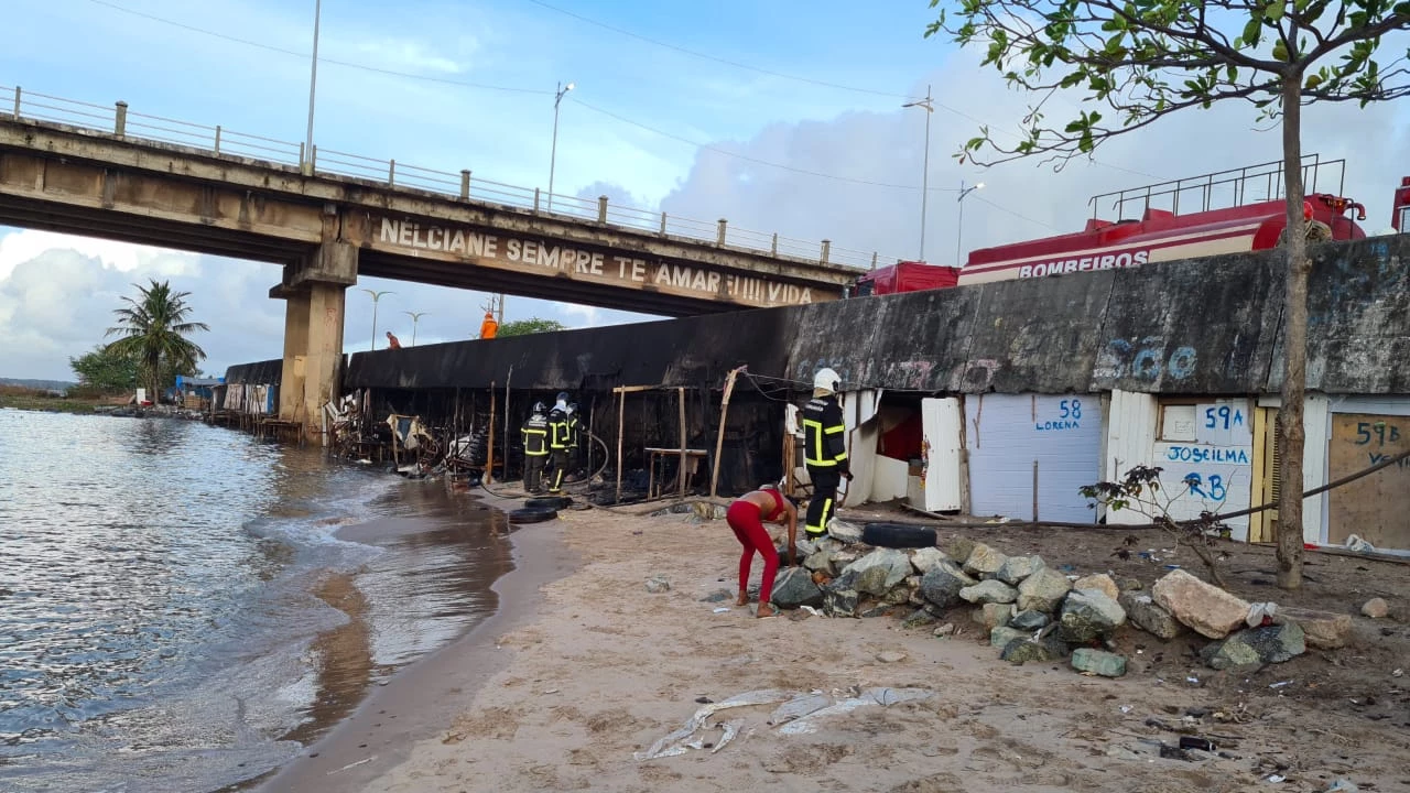 Casebres ficaram destruídos após incêndio.