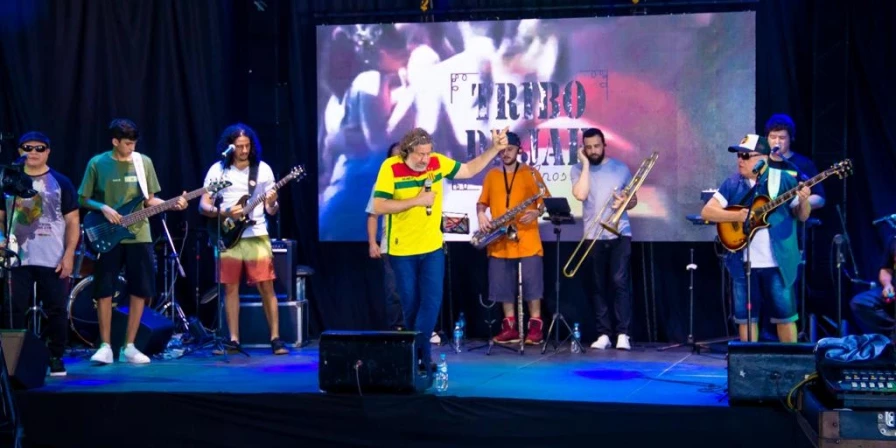 Com a banda completa, a live será transmitida pelo YouTube da Tribo, direto de São Luís.