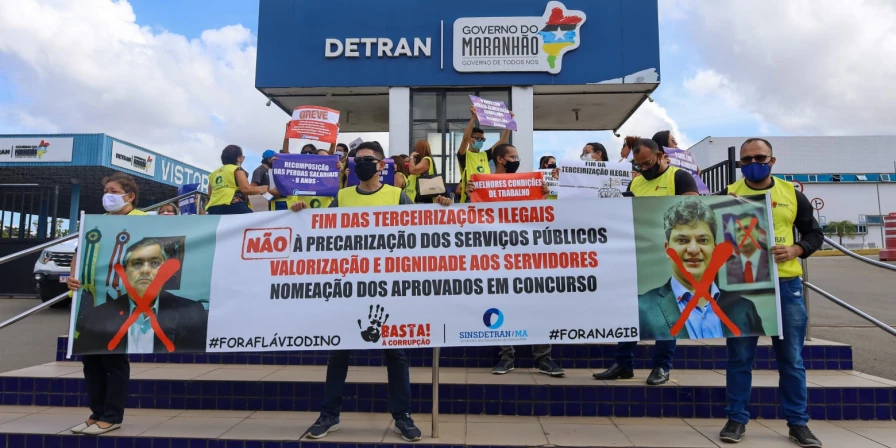 Manifestantes protestam contra Flávio Dino