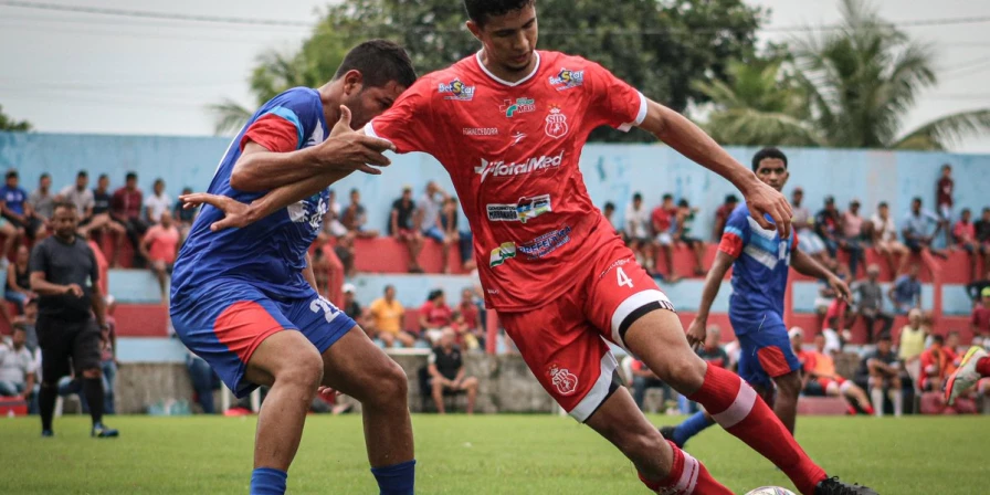 Lance do amistoso entre a seleção de Vila Nova dos Martírios e o Imperatriz.