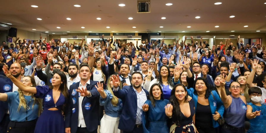 Kaio Saraiva com apoiadores logo após resultado de pleito