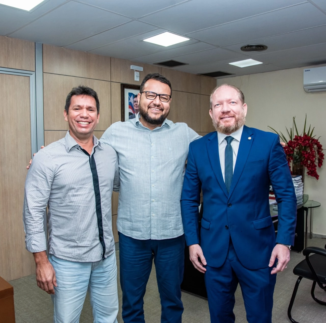 Jesiel Araújo agradeceu ao deputado Othelino por mais esse benefício em prol de Monção, articulado junto ao Governo do Estado. Foto: Agência Assembleia
