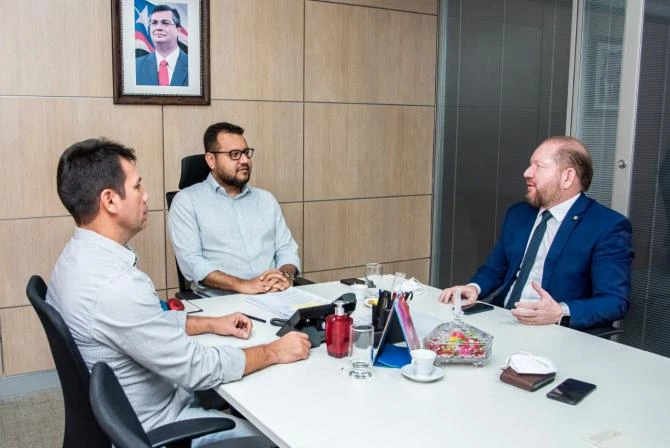 Deputado Othelino Neto (PCdoB) reunido com Clayton Noleto e Jesiel Araújo. Foto: Agência Assembleia.