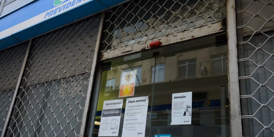 O agendamento pode ser feito por meio do aplicativo Meu INSS ou da central de atendimento 135.