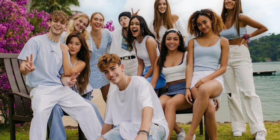 A turnê do grupo se chama “Wave Your Flag World Tour 2022”.