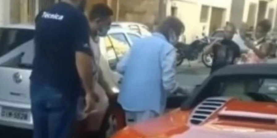 O momento foi registrado por fãs que passavam pelo local na hora do ocorrido.