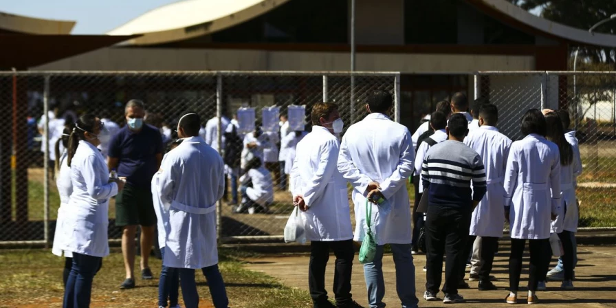 Para serem classificados para a segunda etapa do Revalida, os participantes precisam ter alcançado no mínimo 64,277 de um total de 100 pontos na primeira etapa.