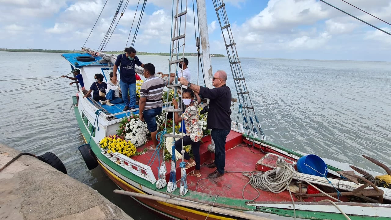 Corpo foi levado em embarcação até o Cais da Praia Grande. Foto: Douglas Pinto/TV Mirante.