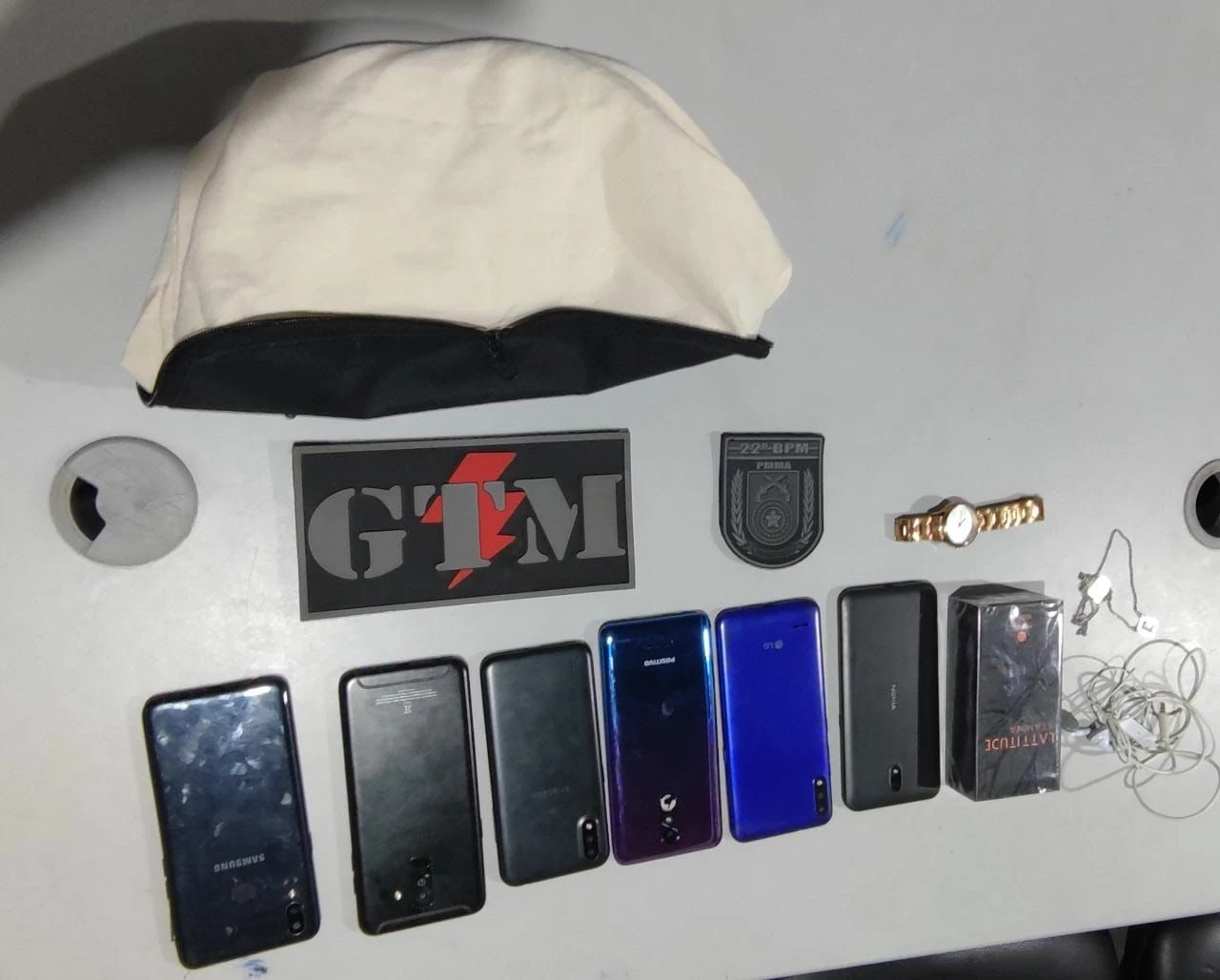 Celulares apreendidos com o suspeito. (Foto: Divulgação / PMMA)