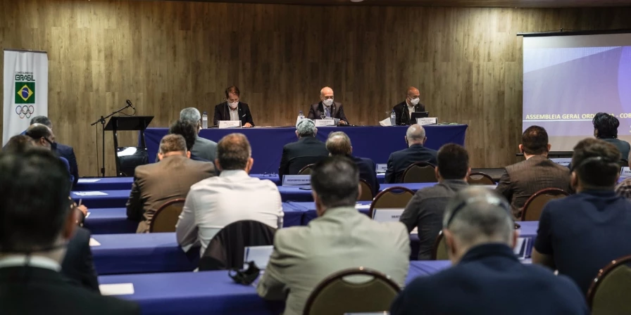 Marco La Porta, vice-presidente do COB, Paulo Wanderley, presidente do COB, e Rogério Sampaio, diretor-geral do COB, durante assembleia