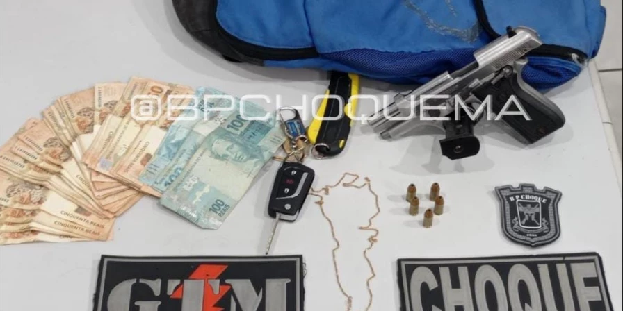 Os policiais conseguiram deter a dupla e resgatar a vítima, sendo que dentro do veículo foi encontrada uma arma de fogo tipo pistola, calibre 380, com cinco munições intactas e um carregador.