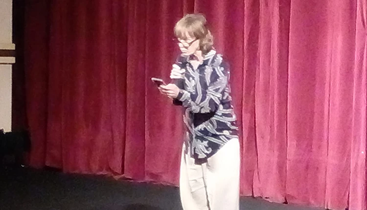 Coreógrafa Deborah Colker falando do espetáculo Cura no Teatro Artur Azevedo. Foto: Divulgação