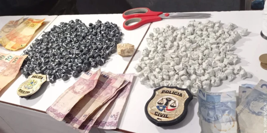 Durante a prisão, os policiais apreenderam mais de 300 porções de crack prontas para a venda, além de material destinado ao embalo do entorpecente.
