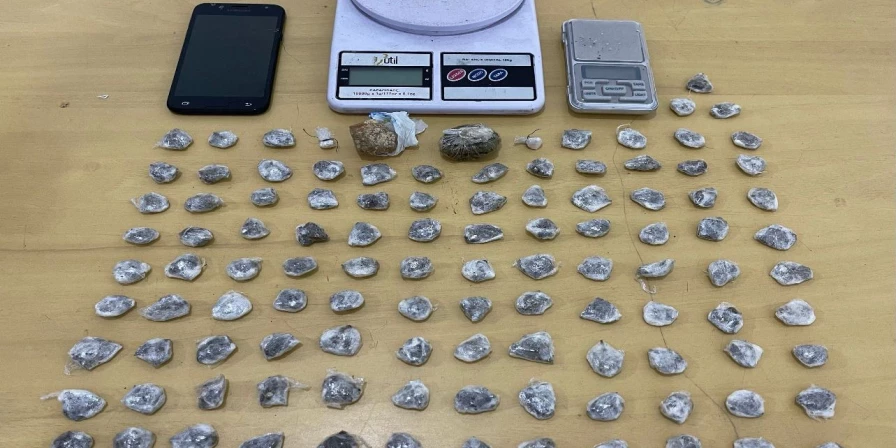 Material apreendido pela polícia com os suspeitos.
