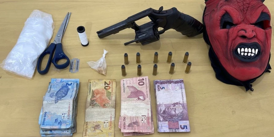 Material apreendido pela polícia com o suspeito.