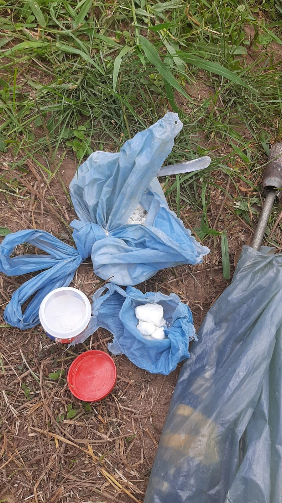 Material encontrado dentro do veículo, segundo a PM. (Foto: Divulgação)