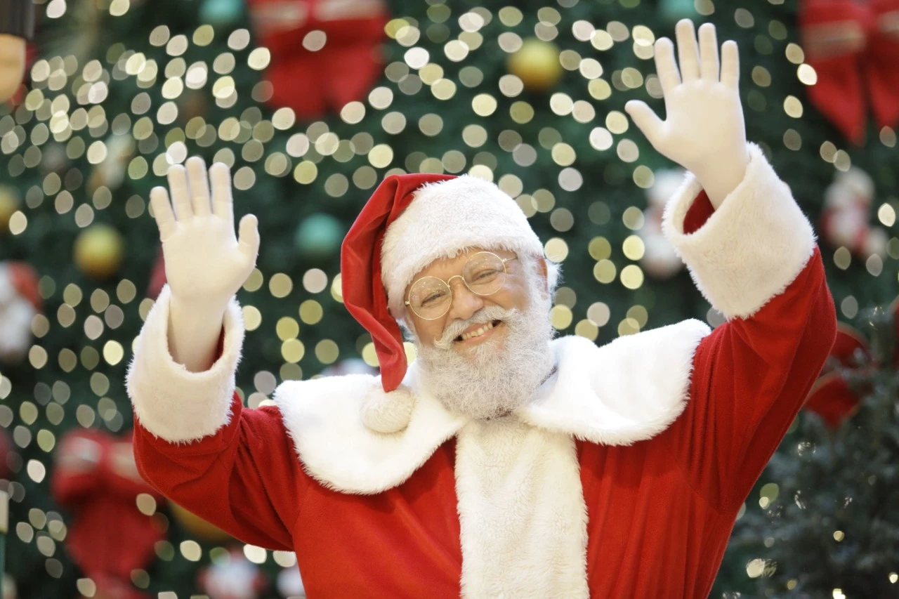 Papai Noel volta ao trabalho presencial.