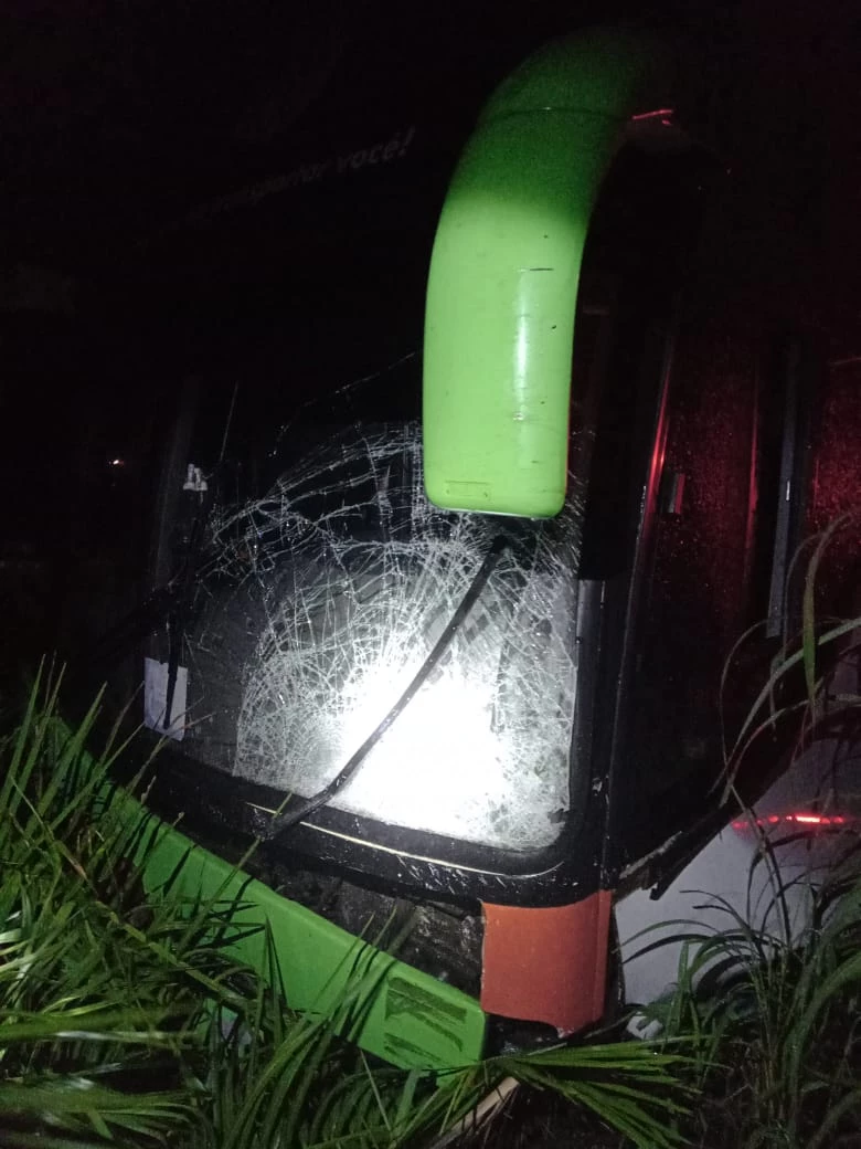 Ônibus envolvido em acidente em Riachão. Foto: Divulgação/PRF.