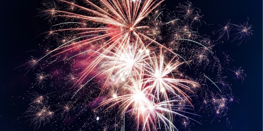 Esse período é marcado pelas confraternizações entre amigos e familiares e aponta para uma crescente na aquisição de fogos de artifício.