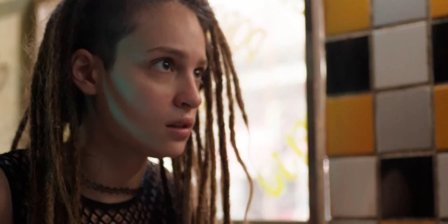 Lara Tremouroux interpreta Joy em ''Um Lugar Ao Sol''.