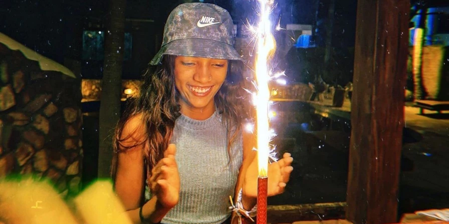 Aparecendo sorridente diante de um bolo com ‘Parabéns pra você”, a fadinha do skate comemorou.