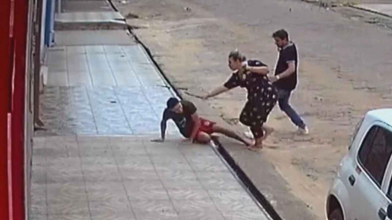 Agressões aconteceram na porta do prédio onde Gabriel morava. (Foto: Reprodução)