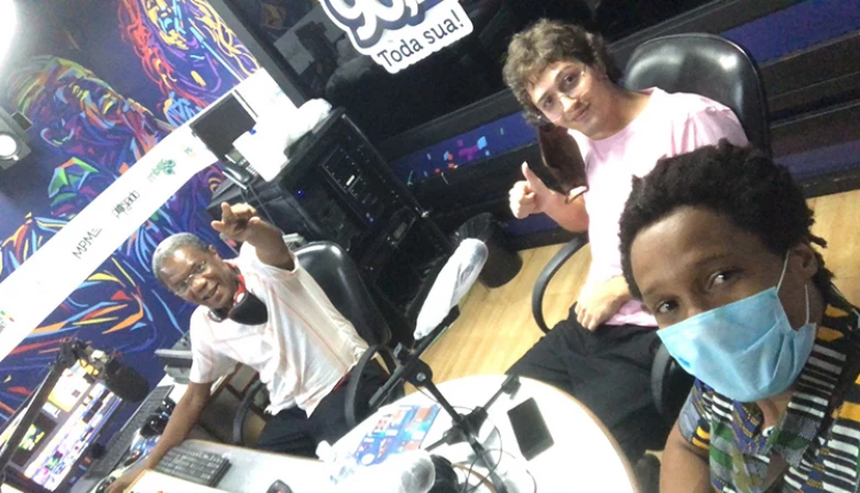 Isaias Alves e Fernando Marques na Mirante FM. Máscaras foram tiradas apenas para fotos, mas respeitando o distanciamento Foto: Divulgação