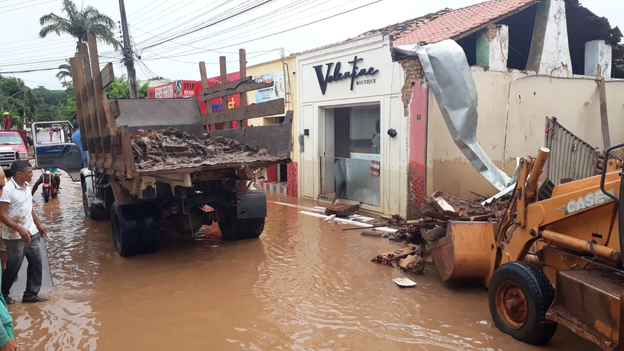 Casas desabaram durante enchente em Mirador.