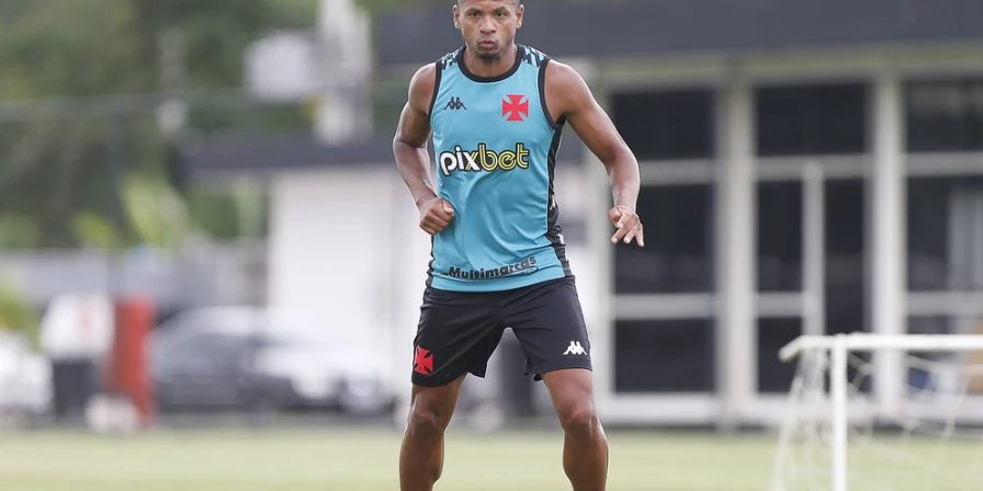 O lateral Edimar durante treinamento do Vasco.