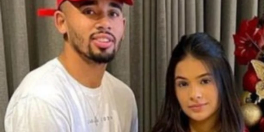 odas as fotos com a até então namorada, Raiane Lima, sumiram da redes sociais do jogador.