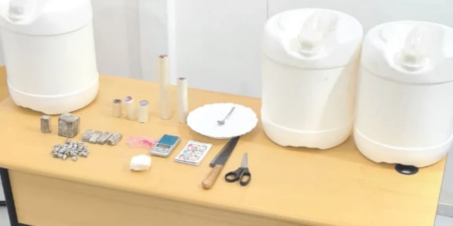Maconha, cocaína e material para embalar entorpecentes apreendidos durante o cerco pollicial