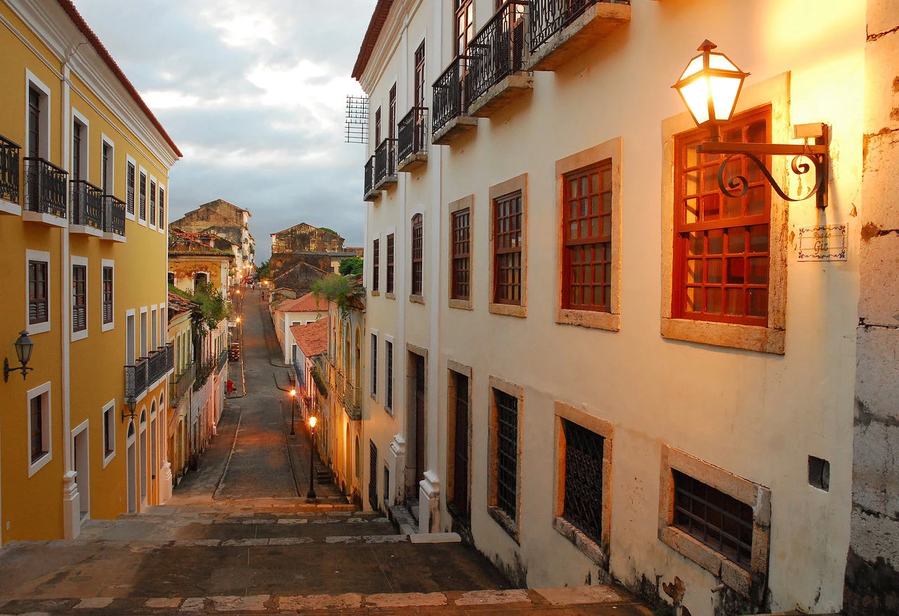 Fachadas de casarões da rua do Giz serão revitalizadas por meio da parceria. (Foto: Divulgação)