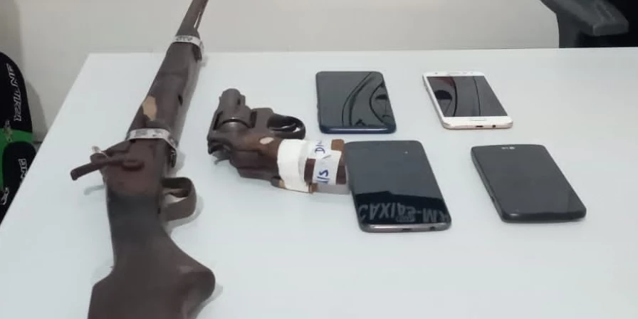 Armas e celulares apreendidos em poder do adolescente