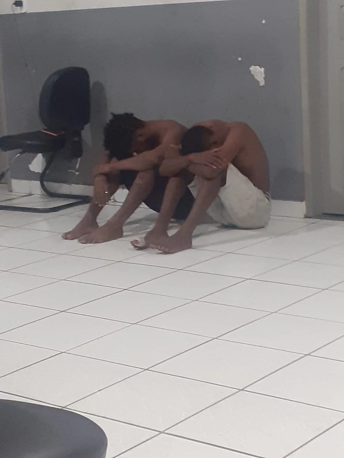 Dois dos suspeitos presos por envolvimento no assalto à van. Foto: Divulgação.