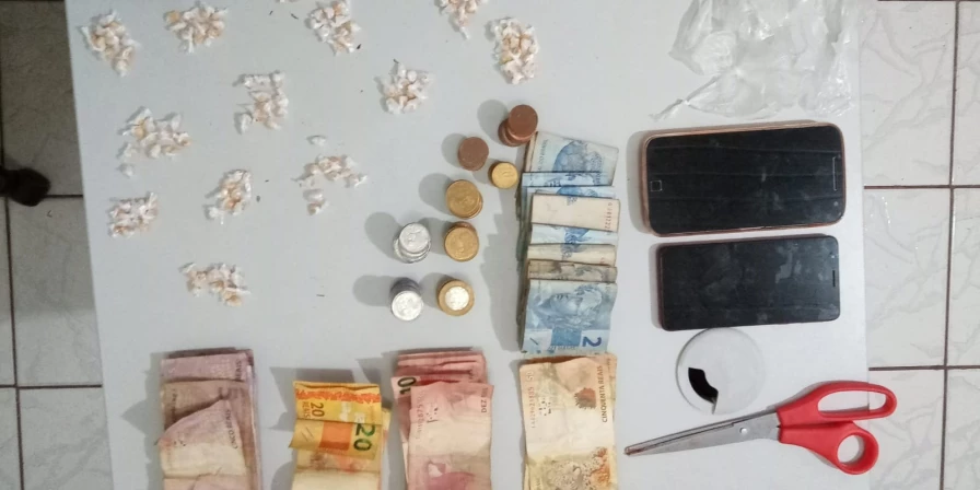A prisão foi efetuada após uma operação policial do Departamento de Narcotráfico (DENARC).