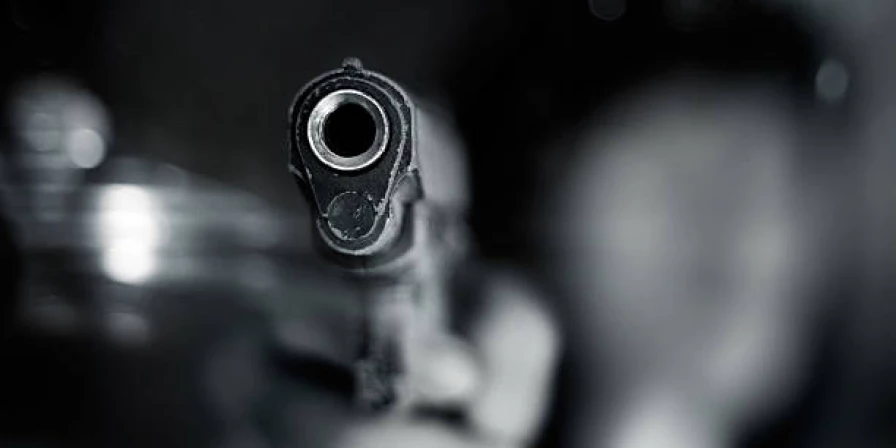 Criminosos estavam armados e também roubaram pertences das vítimas.