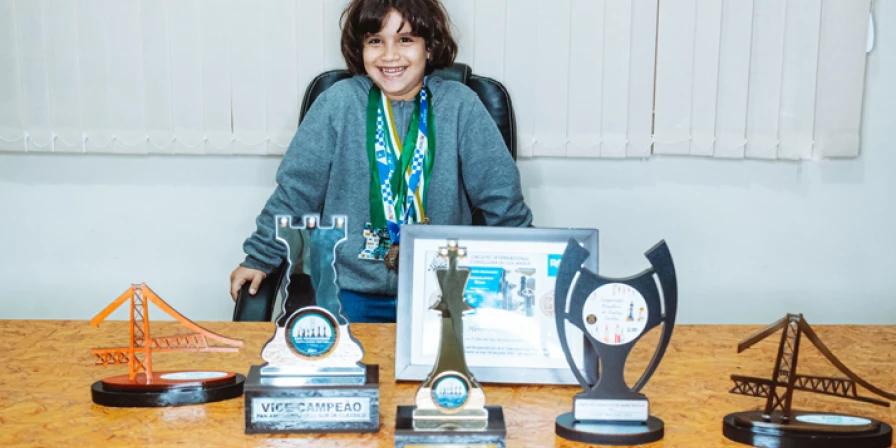 Henrique Haiashi exibe troféus de suas conquistas