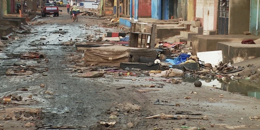 A água descobriu ruas do bairro da Caema e Beiro Rio.