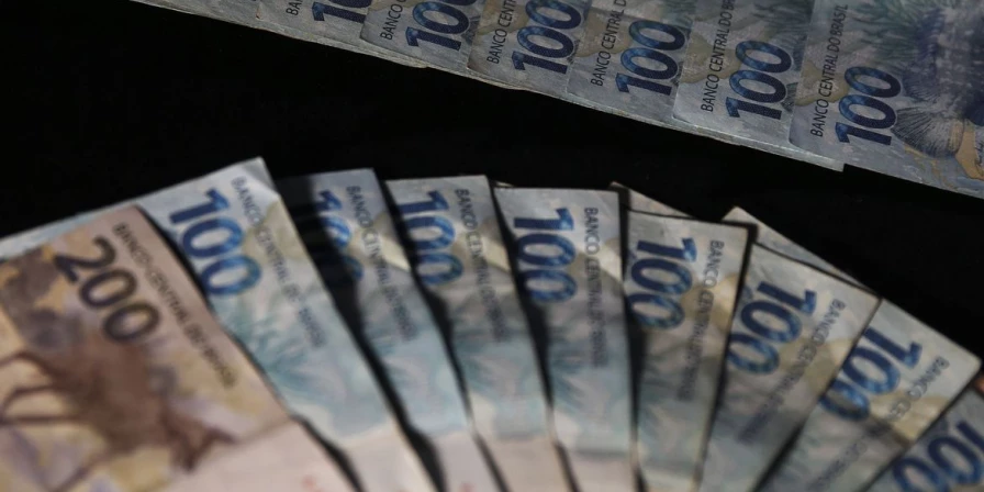 Superando as projeções, no segundo trimestre do ano a economia brasileira cresceu 0,9%,.