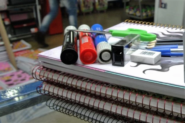 O levantamento foi realizado em papelarias da capital e analisou centenas de itens escolares, onde constata que o mesmo item escolar pode variar de R$ 0,89 em um estabelecimento e R$ 5,99 em outro.