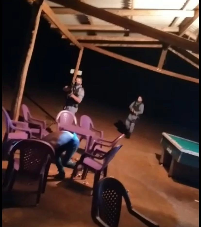 Momento em que o suspeito é preso pela Polícia Militar. (Foto: Reprodução)