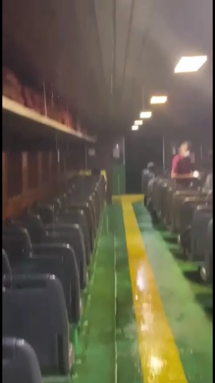 Por conta do vazamento, a embarcação ficou alagada. (Foto: divulgação)